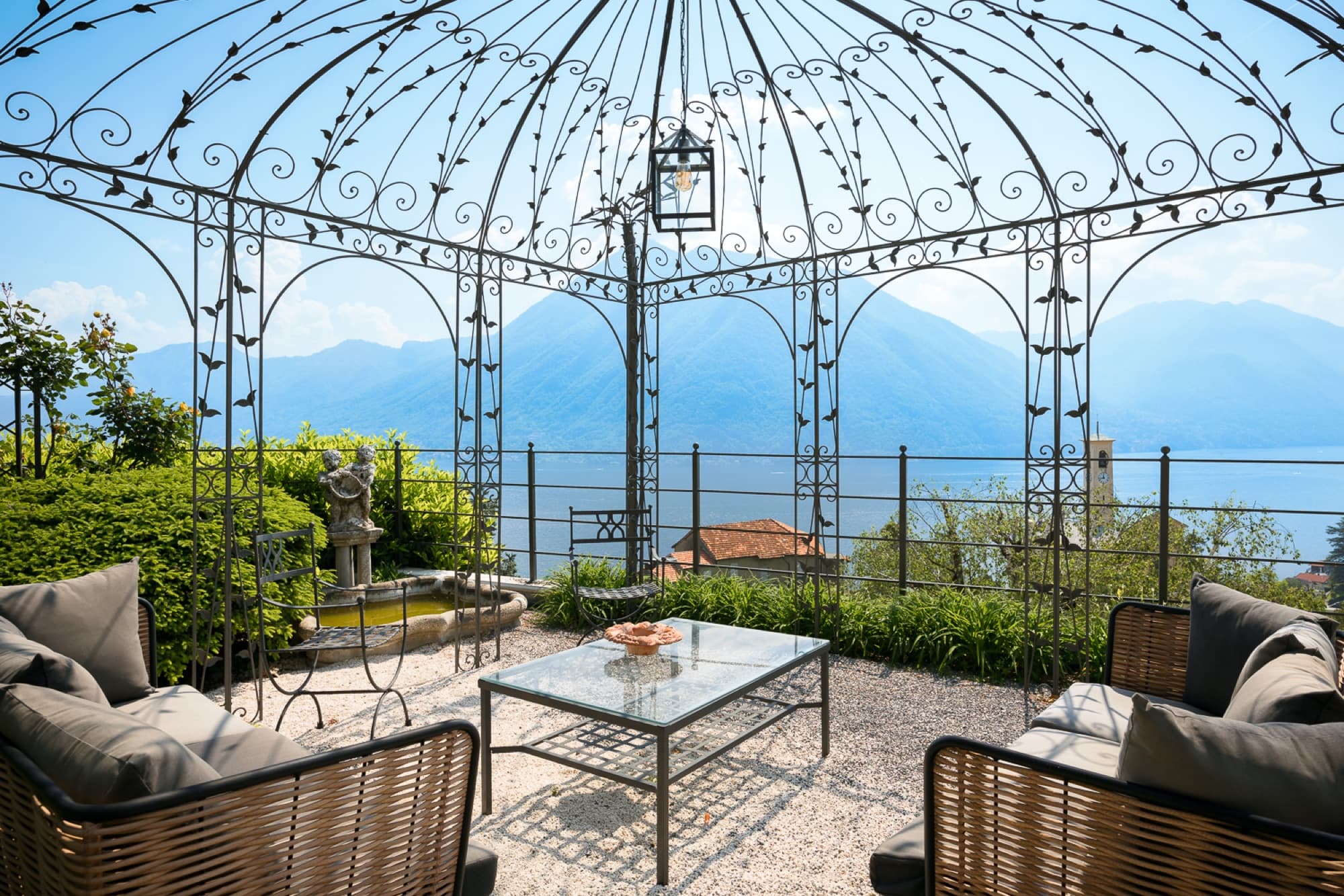 Terrazza con gazebo in ferro battuto e vista sul Lago di Como a Villa Concetta