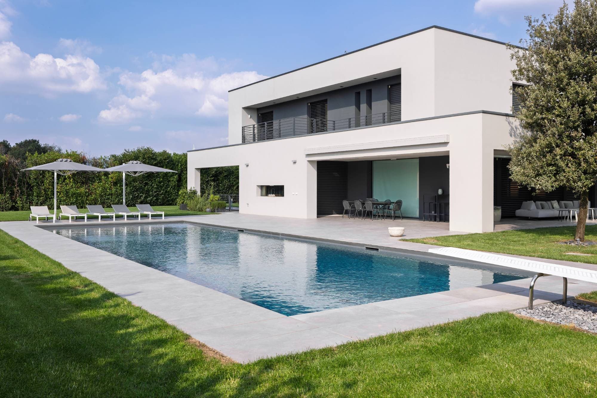 Villa contemporanea a due piani con piscina, portico e giardino